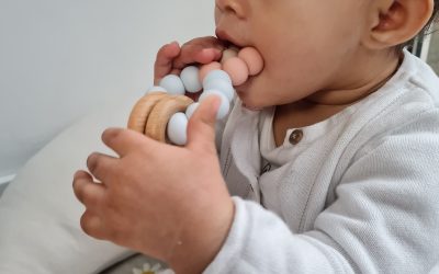 Een dag in het leven van een baby: De rol van de siliconen bijtring