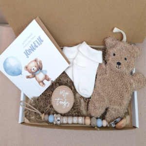 Brievenbus kraamcadeau met naam speendoekje beer waterdamp