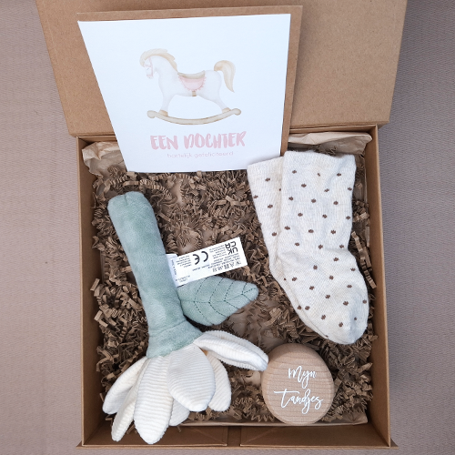 Kraamcadeau meisje rammelaar bloem wit