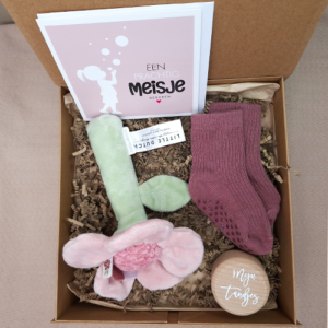 Kraamcadeau meisje rammelaar bloem licht roze