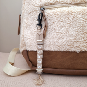 Sleutelhanger met naam regenboog beige