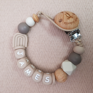 Speenkoord met naam jongen regenboog beige