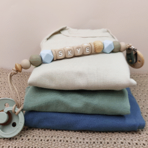 Handgemaakt speenkoord met naam en rustige en moderne kleuren beige, salie en poederblauw. Een uniek en veilig speenkoord, waarbij je de speen niet meer kwijt raakt.