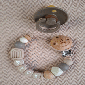 Speenkoord met naam jongen regenboog beige