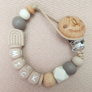 Speenkoord met naam jongen regenboog beige