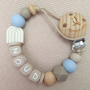 Speenkoord met naam jongen regenboog room