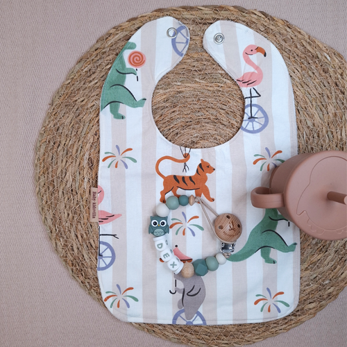 Speenkoord met naam jongen uil donker oudgroen, nooit meer je speen kwijt. Veilig volgens de Europese wetgeving NEN-12586. Met bijpassende babyslab feestende dieren