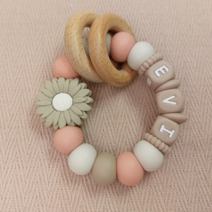Bijtring met naam meisje daisy beige