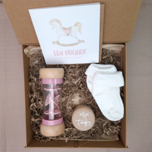 Kraamcadeau meisje regenrammelaar roze