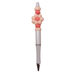 een pen met een bloem in de kleur blush