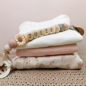 Handgemaakt speenkoord met naam met daisy in de kleur creme. Een uniek en veilig speenkoord, waarbij je de speen niet meer kwijt raakt.