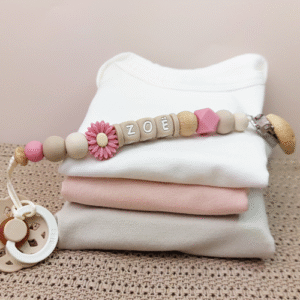 Handgemaakt speenkoord met naam met daisy in de kleur soft cashmere. Een uniek en veilig speenkoord, waarbij je de speen niet meer kwijt raakt.