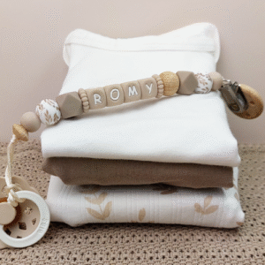 Handgemaakt speenkoord met naam flower in rustige en moderne kleuren beige, turf en printkraal flower met bruine blaadjes. Een uniek en veilig speenkoord, waarbij je de speen niet meer kwijt raakt