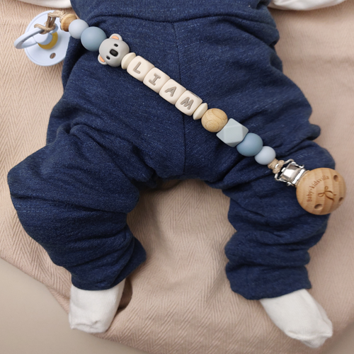 Uniek handgemaakt speenkoord met naam jongen koalabeer, gemaakt van veilige BPA-vrije siliconen kralen. Nooit meer de speen die kwijt is of op de grond valt. NEN-12586