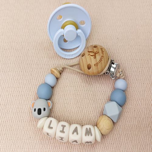 Uniek handgemaakt speenkoord met naam jongen koalabeer, gemaakt van veilige BPA-vrije siliconen kralen. Nooit meer de speen die kwijt is of op de grond valt. NEN-12586