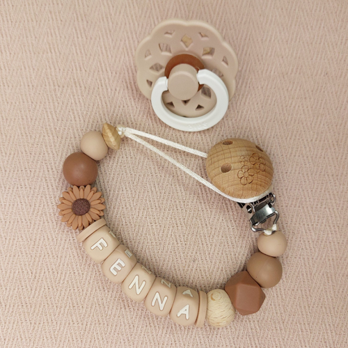 Uniek speenkoord met naam meisje daisy hazelnoot, gemaakt van veilige BPA-vrije siliconen kralen. Nooit meer de speen die kwijt is of op de grond valt. NEN-12586