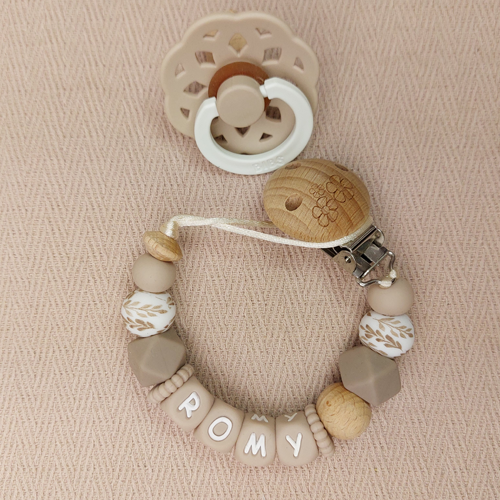 Uniek speenkoord met naam meisje flower bruin, gemaakt van veilige BPA-vrije siliconen kralen. Nooit meer de speen die kwijt is of op de grond valt. NEN-12586