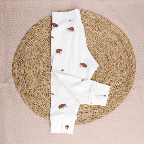 Zacht babybroekje in legging-model in egel print met hoge boord in de taille en boordjes bij de enkels, zonder elastiek, comfortabel voor pasgeboren en jonge baby’s