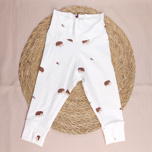 Zacht babybroekje in legging-model in egel print met hoge boord in de taille en boordjes bij de enkels, zonder elastiek, comfortabel voor pasgeboren en jonge baby’s