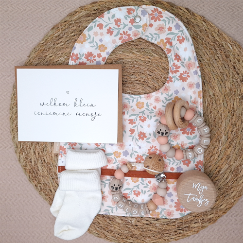 Brievenbus kraamcadeau met naam babyslab waterproof - Afbeelding 2