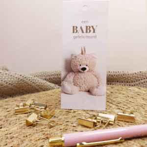Schattig mini kaartje met de tekst een baby gefeliciteerd perfect om een kraamcadeau extra persoonlijk en liefdevol te maken.