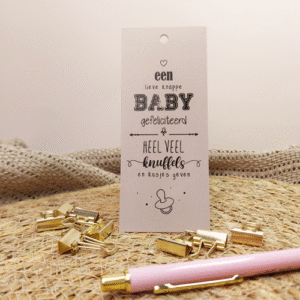 Schattig mini kaartje met de tekst Een lieve knappe baby is geboren perfect om een kraamcadeau extra persoonlijk en liefdevol te maken.
