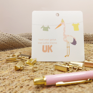 Schattig mini kaartje met de tekst Veel geluk met jullie kleine uk perfect om een kraamcadeau extra persoonlijk en liefdevol te maken.
