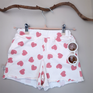 De handgemaakte short ruffle hartjes roze met elastiek in de taille en sierlijke ruffle aan de onderkant pijpjes. Verkrijgbaar in maat 80 t/m 110. Stof rekbare jersey katoen van gecertificeerde oekotex