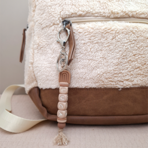 Sleutelhanger met naam regenboog hazelnoot