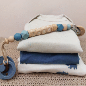 Handgemaakt speenkoord met naam en rustige en moderne kleuren artic blue, grijsblauw en havermout. Een uniek en veilig speenkoord, waarbij je de speen niet meer kwijt raakt.