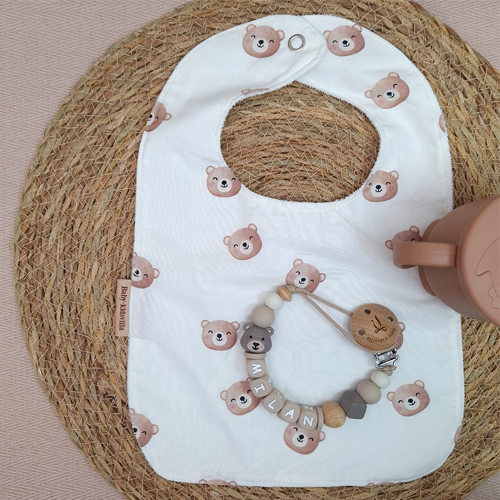 Gepersonaliseerd speenkoord met naam voor jongen met beer in de kleur taupe en bijpassende babyslab beer, handgemaakt en veilig.
