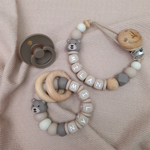 Handgemaakt speenkoord met naam voorkomt dat de speen kwijtraakt en de bijtring met naam geschikt voor doorkomende tandjes voor jongen beide in de kleur taupe, BPA-vrije siliconen kralen.