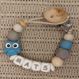 Speenkoord met naam jongen uil artic blue Gemaakt van gecertificeerde siliconen kralen BPA- vrij. in de kleuren artic blue, donker taupe, beige. Nooit meer de speen op de grond of kwijt van je baby