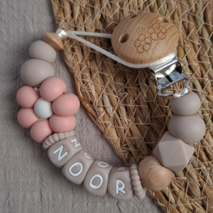 Speenkoord met naam meisje bloem darkblush