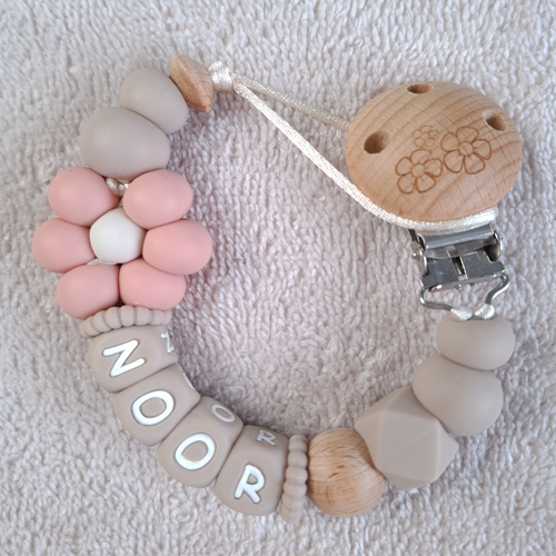 Speenkoord met naam meisje bloem darkblush - Afbeelding 2