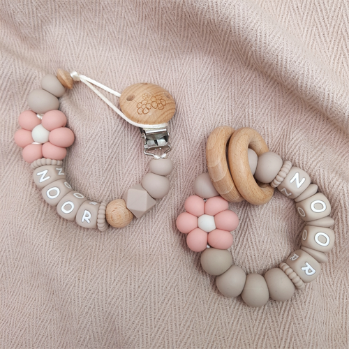 Bijtring met naam meisje bloem dark blush - Afbeelding 4