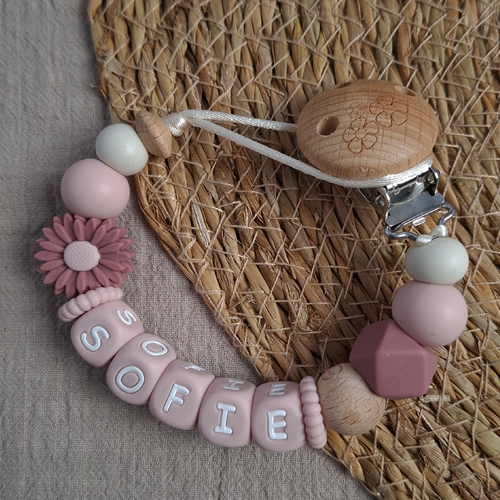 Speenkoord met naam Daisy in donker oudroze, handgemaakt en gepersonaliseerd voor meisjes.