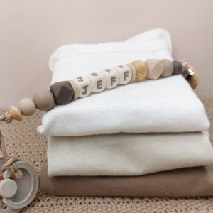 Handgemaakt speenkoord met naam en rustige en moderne kleuren turf, donker taupe en beige. Een uniek en veilig speenkoord, waarbij je de speen niet meer kwijt raakt.