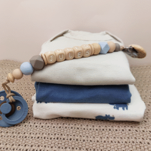 Handgemaakt speenkoord met naam en rustige en moderne kleuren waterdamp, taupe en havermout. Een uniek en veilig speenkoord, waarbij je de speen niet meer kwijt raakt.