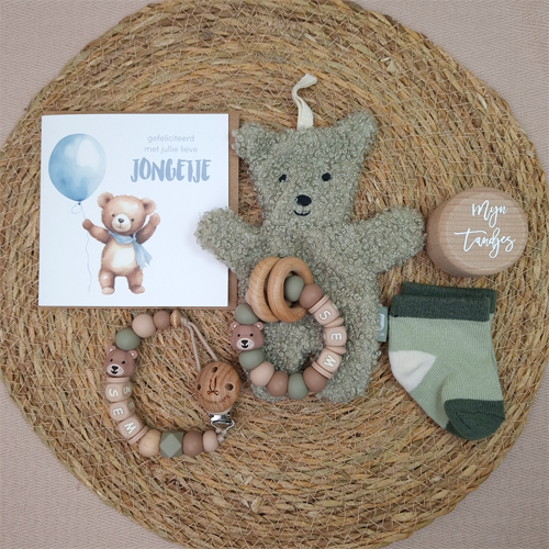 Brievenbus kraamcadeau met naam speendoekje beer salie - Afbeelding 3