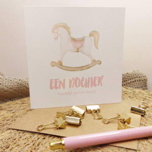 Lieve dubbele felicitatiekaart met hobbelpaard en de tekst Een dochter hartelijk gefeliciteerd inclusief bijpassende envelop. Een mooie, persoonlijke toevoeging aan een kraamcadeau om je gelukswensen over te brengen.
