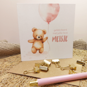Lieve dubbele felicitatiekaart met beer en roze ballon en de tekst Gefeliciteerd met jullie lieve meisje geboren inclusief bijpassende envelop. Een mooie, persoonlijke toevoeging aan een kraamcadeau om je gelukswensen over te brengen.
