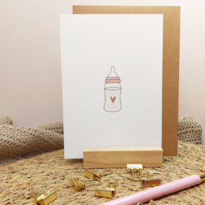 Lieve enkele felicitatiekaart met een afbeelding van een roze babyfles inclusief bijpassende envelop. Een mooie, persoonlijke toevoeging aan een kraamcadeau om je gelukswensen over te brengen.