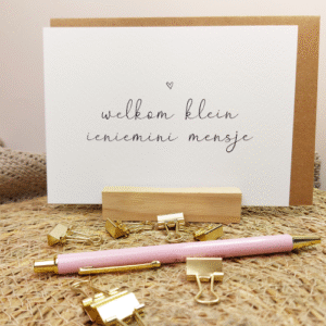 Lieve enkele felicitatiekaart met de tekst Welkom klein ieniemini mensje inclusief bijpassende envelop. Een mooie, persoonlijke toevoeging aan een kraamcadeau om je gelukswensen over te brengen.