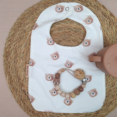 Gepersonaliseerd speenkoord met naam voor jongen met beer in de kleur hazelnoot en bijpassende babyslab beer, handgemaakt en veilig.