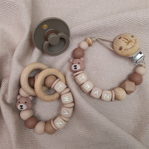 Handgemaakt speenkoord met naam voorkomt dat de speen kwijtraakt en de bijtring met naam geschikt voor doorkomende tandjes voor jongen beide in de kleur hazelnoot, BPA-vrije siliconen kralen.