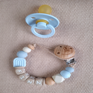 Speenkoord met naam jongen regenboog poederblauw