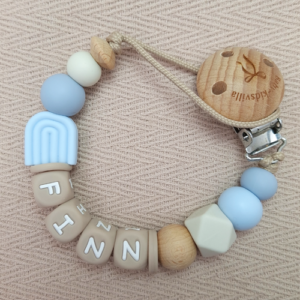 Speenkoord met naam jongen regenboog poederblauw