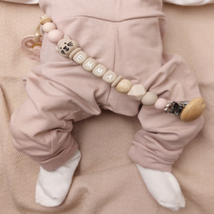 Uniek handgemaakt speenkoord met naam meisje poes licht oudroze, gemaakt van veilige BPA-vrije siliconen kralen. Nooit meer de speen die kwijt is of op de grond valt. NEN-12586