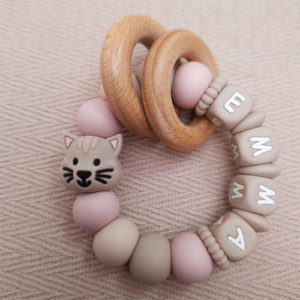 Bijtring met naam meisje poes licht oudroze